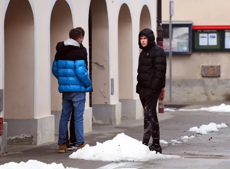 Crna bundica i bijela kolica: Ove dvije prijateljice izabrale su odličnu kombinaciju za &scaron;etnju Karlovcem