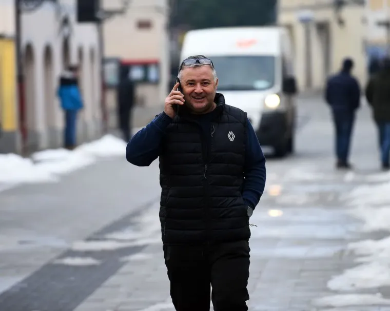 Crna bundica i bijela kolica: Ove dvije prijateljice izabrale su odličnu kombinaciju za &scaron;etnju Karlovcem