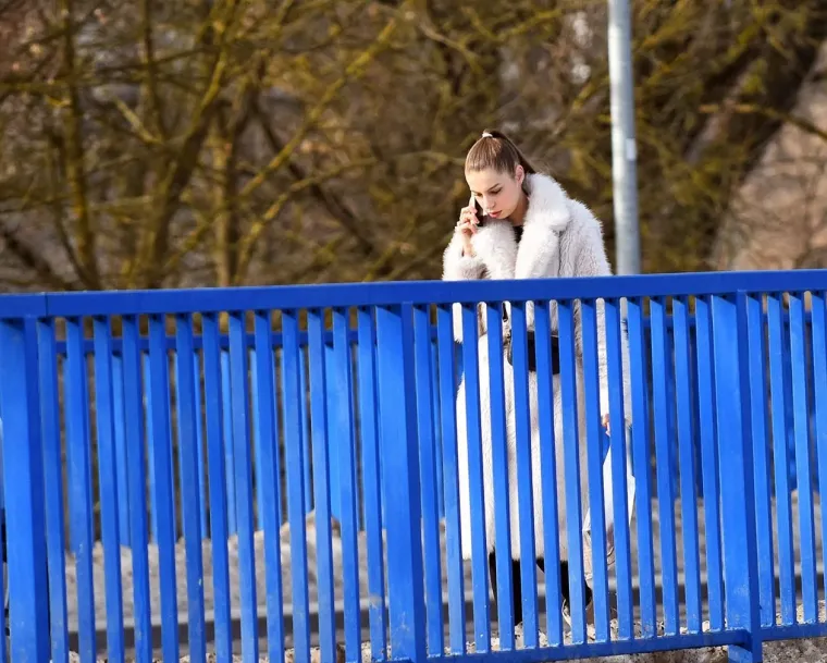 Crna bundica i bijela kolica: Ove dvije prijateljice izabrale su odličnu kombinaciju za &scaron;etnju Karlovcem
