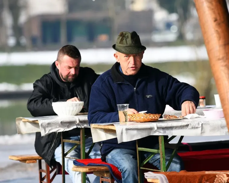Crna bundica i bijela kolica: Ove dvije prijateljice izabrale su odličnu kombinaciju za &scaron;etnju Karlovcem