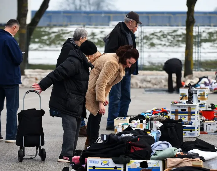 Crna bundica i bijela kolica: Ove dvije prijateljice izabrale su odličnu kombinaciju za &scaron;etnju Karlovcem