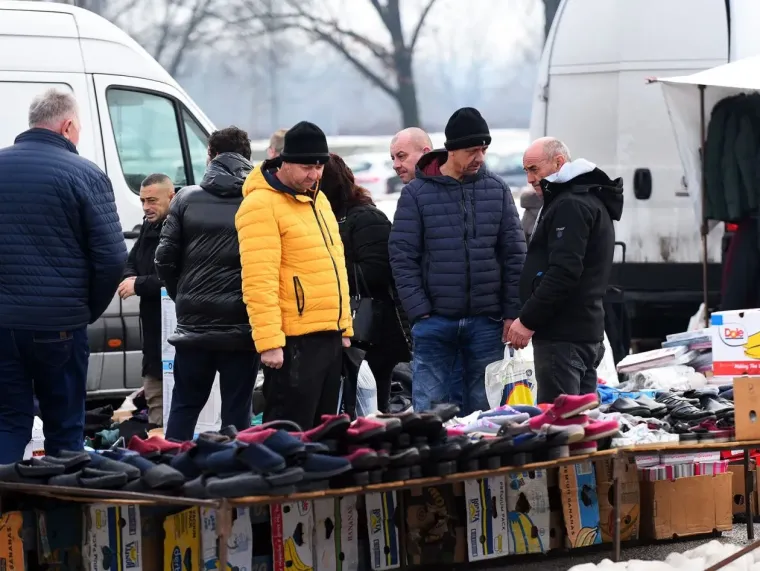 Crna bundica i bijela kolica: Ove dvije prijateljice izabrale su odličnu kombinaciju za &scaron;etnju Karlovcem