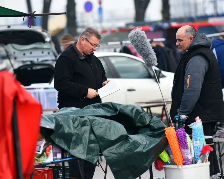 Crna bundica i bijela kolica: Ove dvije prijateljice izabrale su odličnu kombinaciju za &scaron;etnju Karlovcem