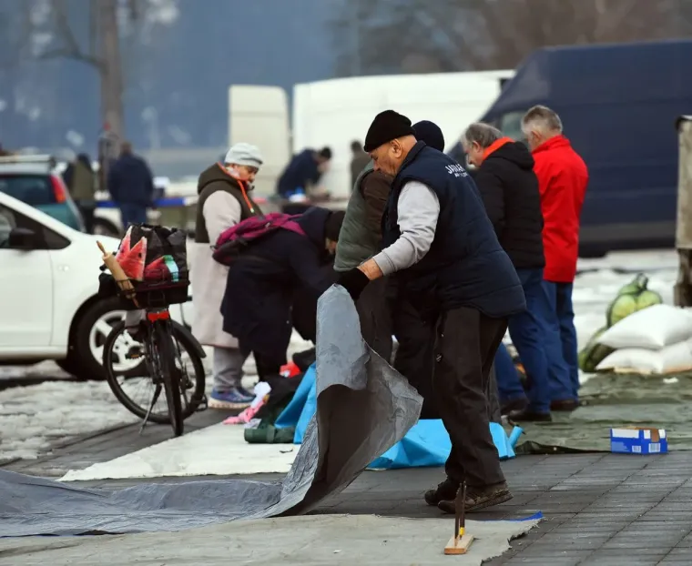 Crna bundica i bijela kolica: Ove dvije prijateljice izabrale su odličnu kombinaciju za &scaron;etnju Karlovcem