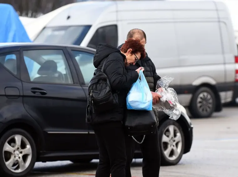 Crna bundica i bijela kolica: Ove dvije prijateljice izabrale su odličnu kombinaciju za &scaron;etnju Karlovcem