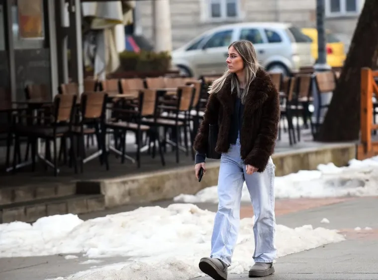 Crna bundica i bijela kolica: Ove dvije prijateljice izabrale su odličnu kombinaciju za &scaron;etnju Karlovcem