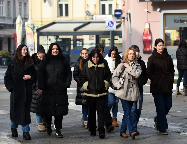 Crna bundica i bijela kolica: Ove dvije prijateljice izabrale su odličnu kombinaciju za &scaron;etnju Karlovcem