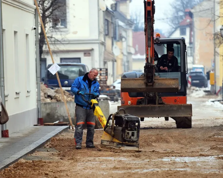 Crna bundica i bijela kolica: Ove dvije prijateljice izabrale su odličnu kombinaciju za &scaron;etnju Karlovcem