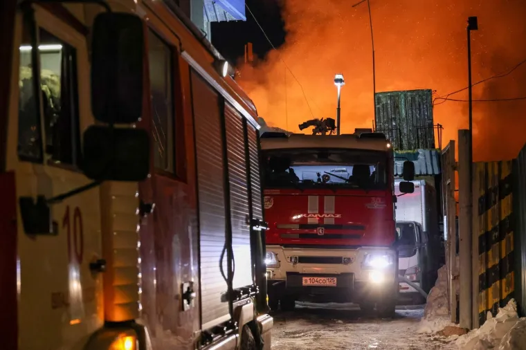 Pogledajte s kakvom se vatrenom stihijom bore ruski vatrogasci: Gori 'skladi&scaron;te namje&scaron;taja'