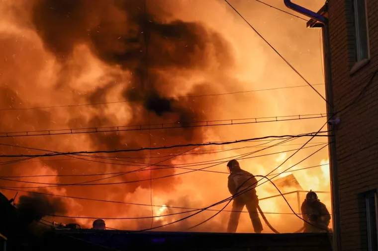 Pogledajte s kakvom se vatrenom stihijom bore ruski vatrogasci: Gori 'skladi&scaron;te namje&scaron;taja'