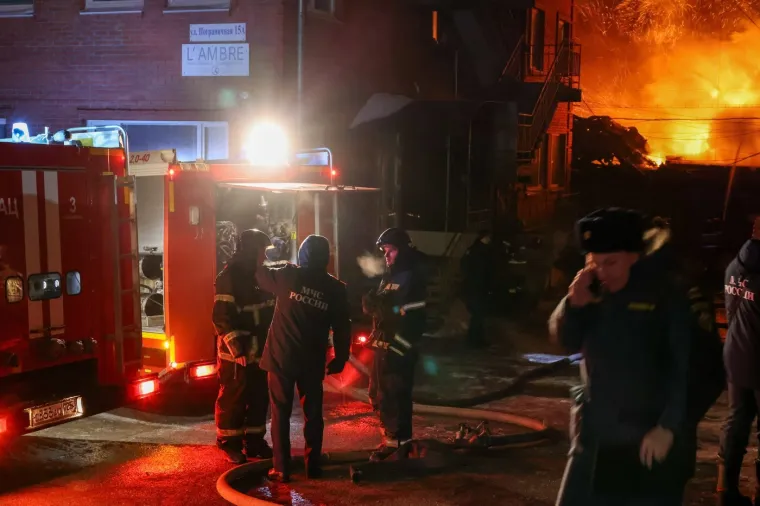 Pogledajte s kakvom se vatrenom stihijom bore ruski vatrogasci: Gori 'skladi&scaron;te namje&scaron;taja'