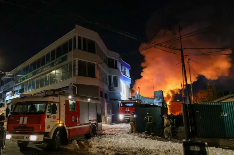 Pogledajte s kakvom se vatrenom stihijom bore ruski vatrogasci: Gori 'skladi&scaron;te namje&scaron;taja'