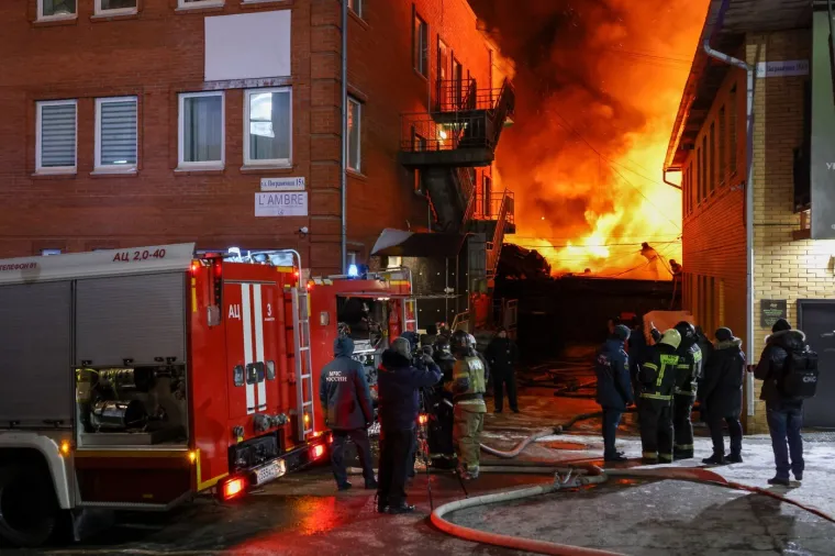 Pogledajte s kakvom se vatrenom stihijom bore ruski vatrogasci: Gori 'skladi&scaron;te namje&scaron;taja'