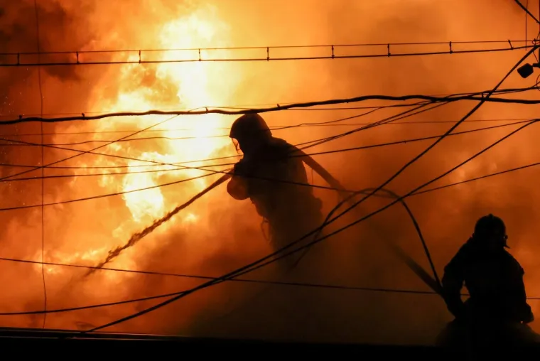 Pogledajte s kakvom se vatrenom stihijom bore ruski vatrogasci: Gori 'skladi&scaron;te namje&scaron;taja'