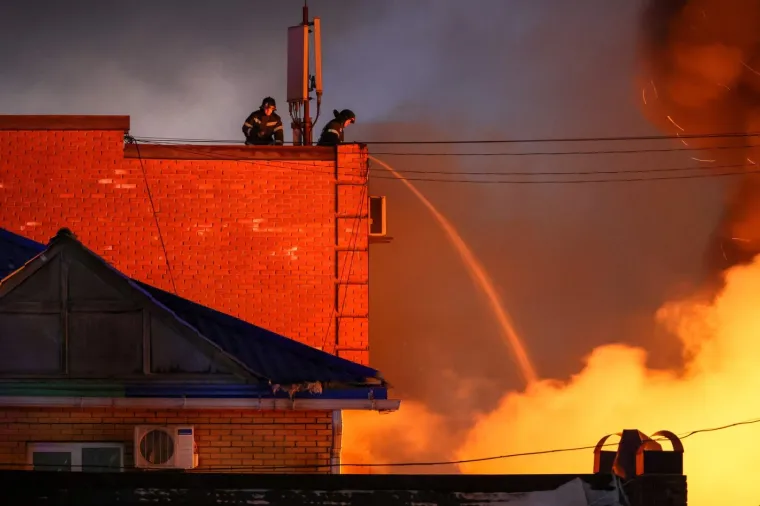 Pogledajte s kakvom se vatrenom stihijom bore ruski vatrogasci: Gori 'skladi&scaron;te namje&scaron;taja'