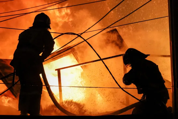 Pogledajte s kakvom se vatrenom stihijom bore ruski vatrogasci: Gori 'skladi&scaron;te namje&scaron;taja'