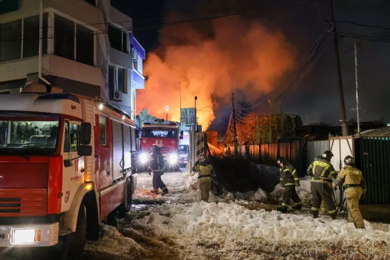 Pogledajte s kakvom se vatrenom stihijom bore ruski vatrogasci: Gori 'skladi&scaron;te namje&scaron;taja'