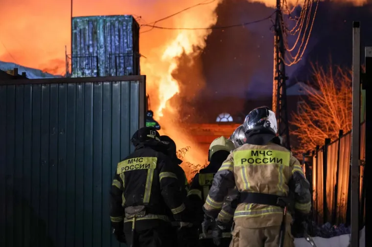 Pogledajte s kakvom se vatrenom stihijom bore ruski vatrogasci: Gori 'skladi&scaron;te namje&scaron;taja'