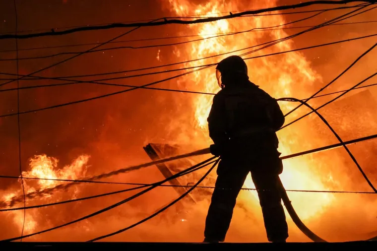 Pogledajte s kakvom se vatrenom stihijom bore ruski vatrogasci: Gori 'skladi&scaron;te namje&scaron;taja'