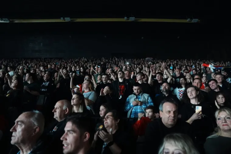 Thompson podigao mač, a s obožavateljima se slikao i jedan gradonačelnik drugog grada