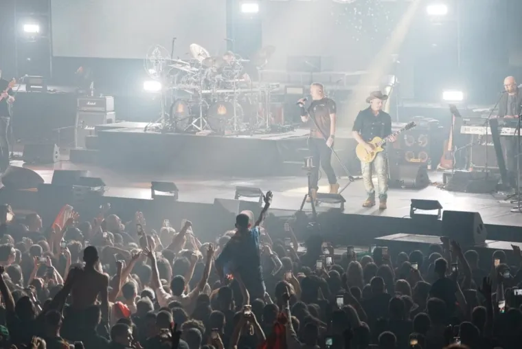 Thompson podigao mač, a s obožavateljima se slikao i jedan gradonačelnik drugog grada