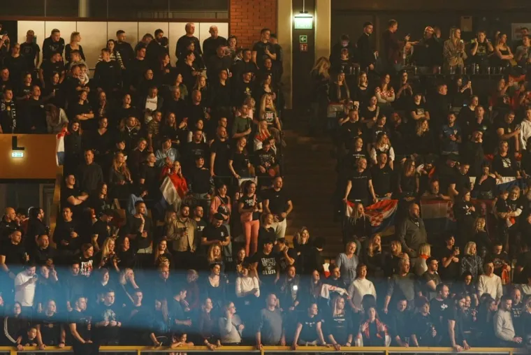 Thompson podigao mač, a s obožavateljima se slikao i jedan gradonačelnik drugog grada