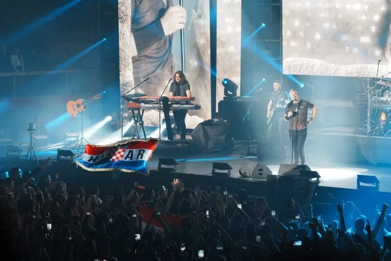 Thompson podigao mač, a s obožavateljima se slikao i jedan gradonačelnik drugog grada