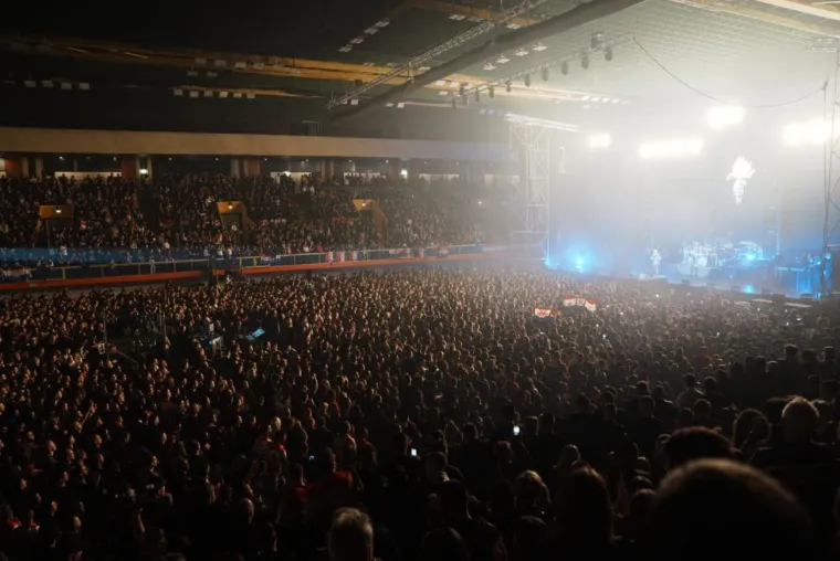 Thompson podigao mač, a s obožavateljima se slikao i jedan gradonačelnik drugog grada