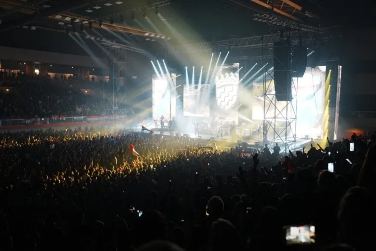 Thompson podigao mač, a s obožavateljima se slikao i jedan gradonačelnik drugog grada