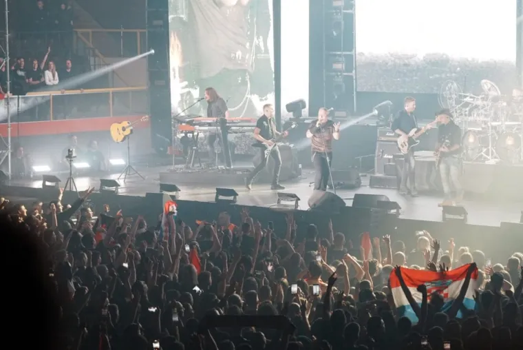 Thompson podigao mač, a s obožavateljima se slikao i jedan gradonačelnik drugog grada