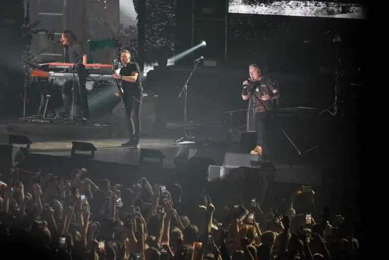 Thompson podigao mač, a s obožavateljima se slikao i jedan gradonačelnik drugog grada