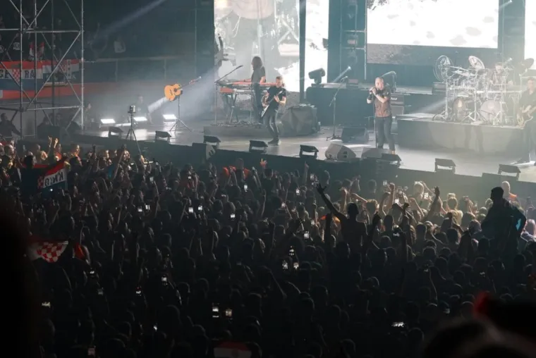 Thompson podigao mač, a s obožavateljima se slikao i jedan gradonačelnik drugog grada