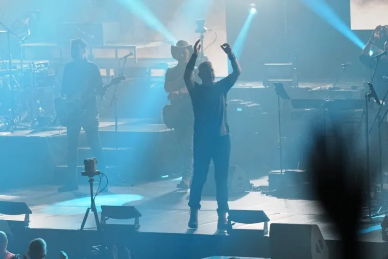 Thompson podigao mač, a s obožavateljima se slikao i jedan gradonačelnik drugog grada