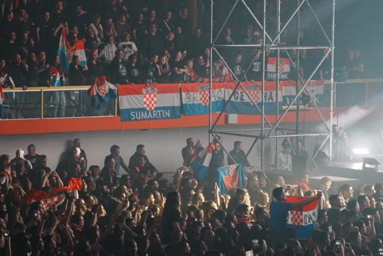 Thompson podigao mač, a s obožavateljima se slikao i jedan gradonačelnik drugog grada