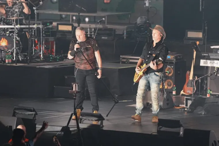 Thompson podigao mač, a s obožavateljima se slikao i jedan gradonačelnik drugog grada