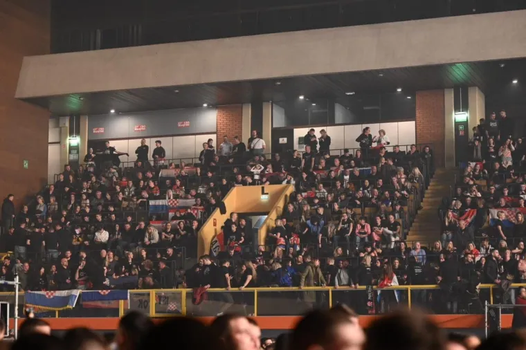 Thompson podigao mač, a s obožavateljima se slikao i jedan gradonačelnik drugog grada