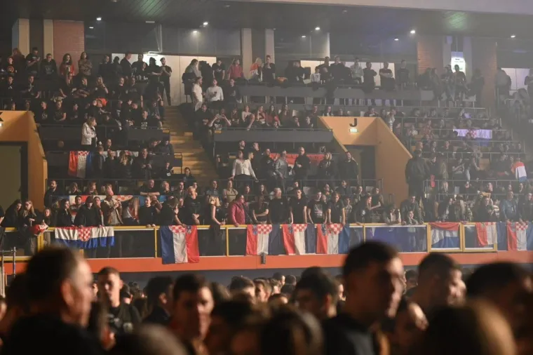 Thompson podigao mač, a s obožavateljima se slikao i jedan gradonačelnik drugog grada