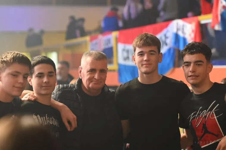 Thompson podigao mač, a s obožavateljima se slikao i jedan gradonačelnik drugog grada