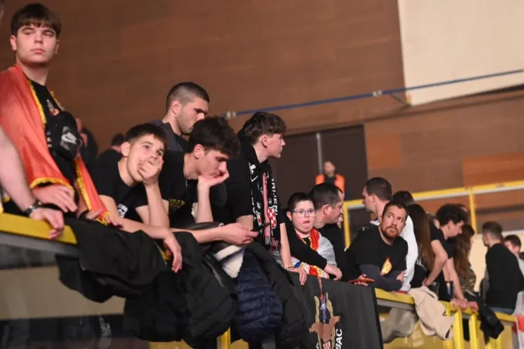 Thompson podigao mač, a s obožavateljima se slikao i jedan gradonačelnik drugog grada