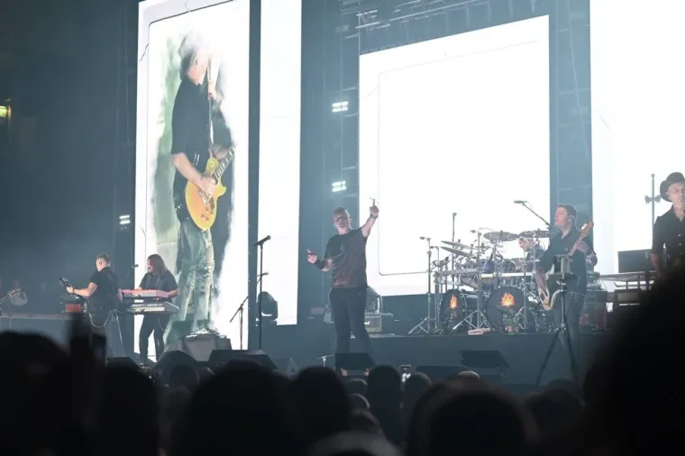 Thompson podigao mač, a s obožavateljima se slikao i jedan gradonačelnik drugog grada