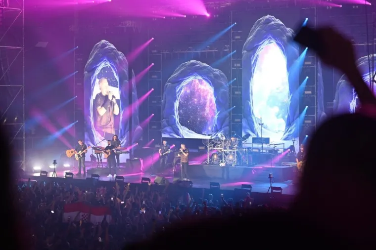 Thompson podigao mač, a s obožavateljima se slikao i jedan gradonačelnik drugog grada