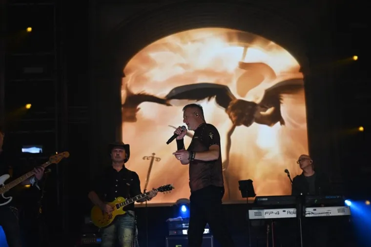 Thompson podigao mač, a s obožavateljima se slikao i jedan gradonačelnik drugog grada