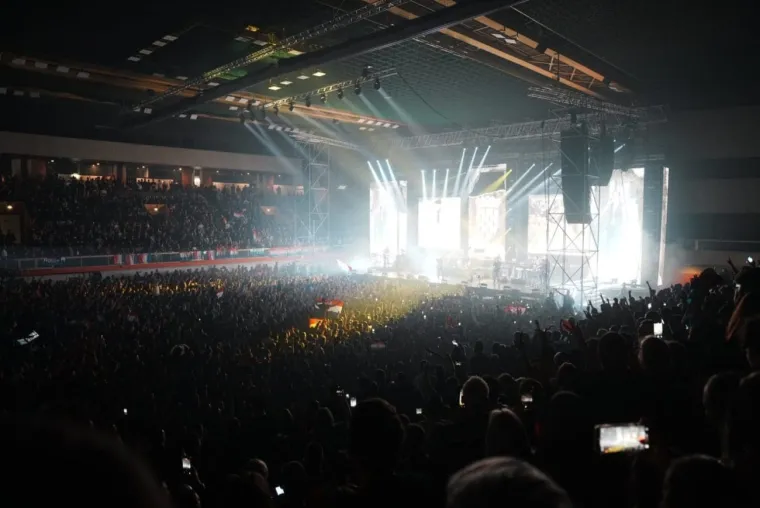 Thompson podigao mač, a s obožavateljima se slikao i jedan gradonačelnik drugog grada