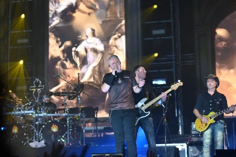 Thompson podigao mač, a s obožavateljima se slikao i jedan gradonačelnik drugog grada