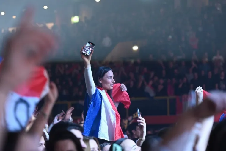 Thompson podigao mač, a s obožavateljima se slikao i jedan gradonačelnik drugog grada