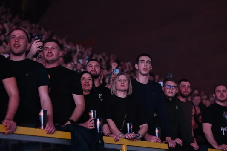 Thompson podigao mač, a s obožavateljima se slikao i jedan gradonačelnik drugog grada