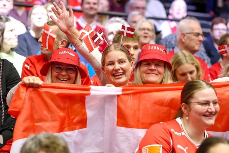 Gospođe u bojama i otkačene zastavice: Danska ima neku drugu navijačku kulturu