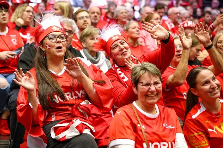 Gospođe u bojama i otkačene zastavice: Danska ima neku drugu navijačku kulturu