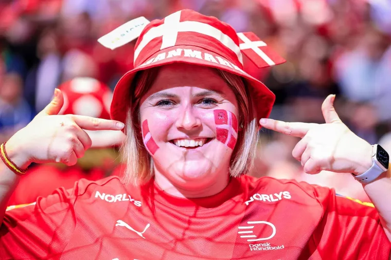 Gospođe u bojama i otkačene zastavice: Danska ima neku drugu navijačku kulturu