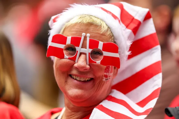 Gospođe u bojama i otkačene zastavice: Danska ima neku drugu navijačku kulturu